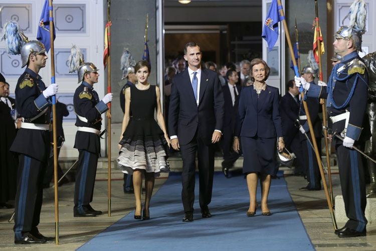 A la salida de la ceremonia los Reyes y doña Sofía se han dirigido al hotel Reconquista para disfrutar de un cóctel en compañía de los galardonados 
