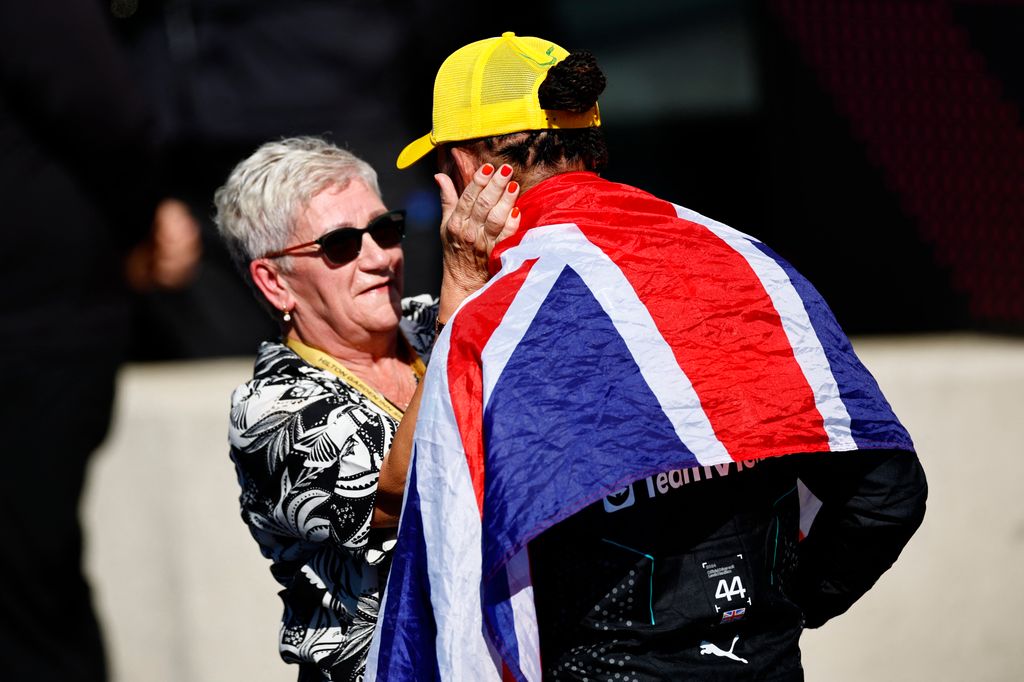 Lewis Hamilton con su madre Carmen Larbalestier tras vencer en el Gran Premio de Gran Bretaña en Silverstone el 7 de julio de 2024 