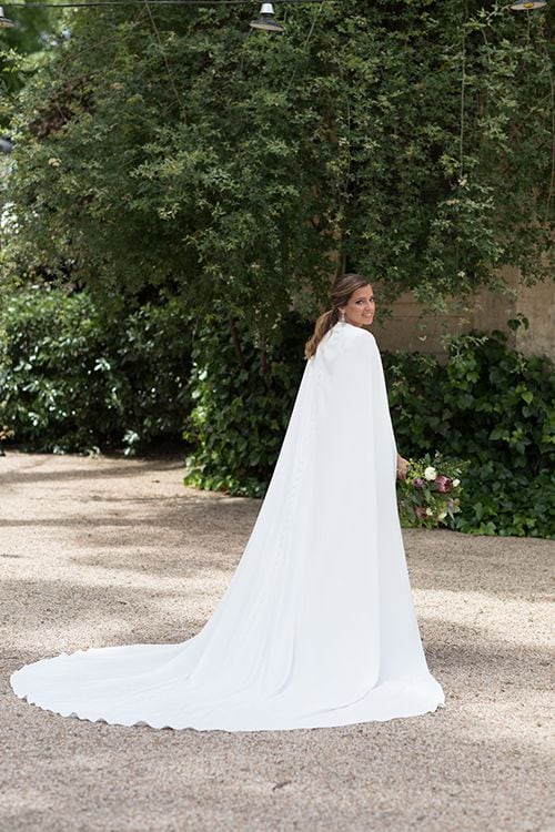 Vestido de novia con capa desmontable