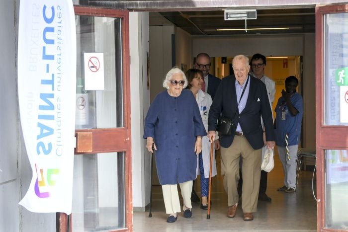 Alberto de Bélgica saliendo del hospital