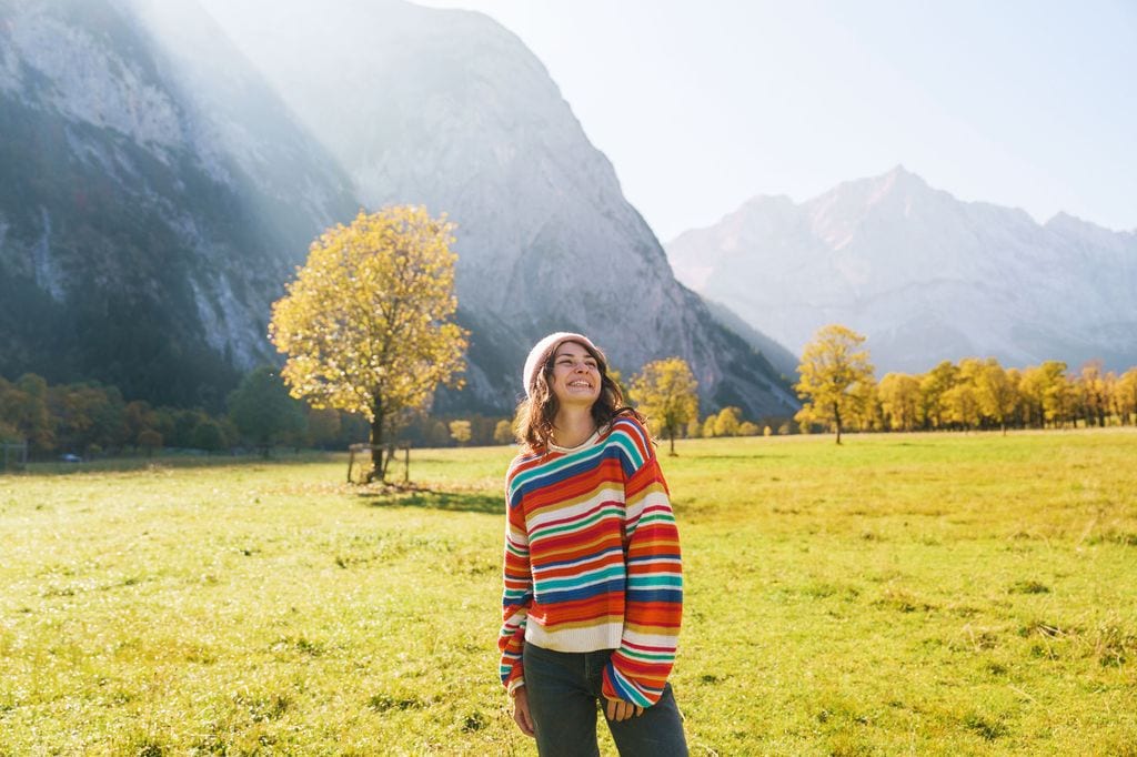 Mujer paseando en los alpes