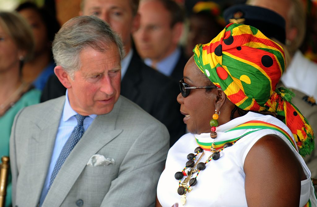 Carlos III, siendo príncipe de Gales, recibido en la que fuera la casa de Bob Marley por la propia viuda del cantante, Rita Marley