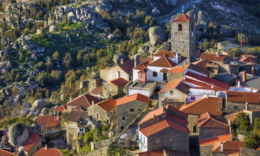bonito pueblo de monsanto en portugal