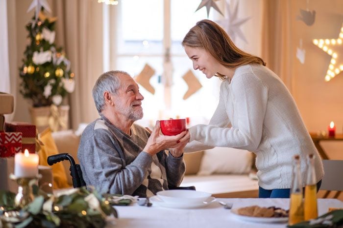 mujer con familiar anciano en Navidad