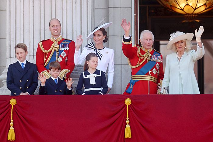 Los Reyes, junto a sus hijas, recuperan en su reinado un balcón olvidado