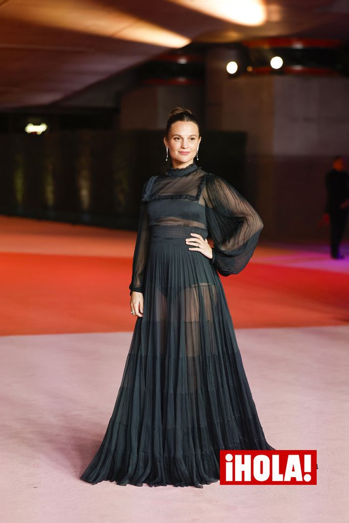 Alicia Vikander anuncia su segundo embarazo en la alfombra roja con un vestido a medida de Louis Vuitton