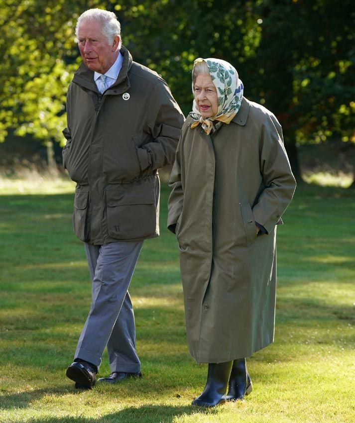 Reina Isabel II y príncipe Carlos