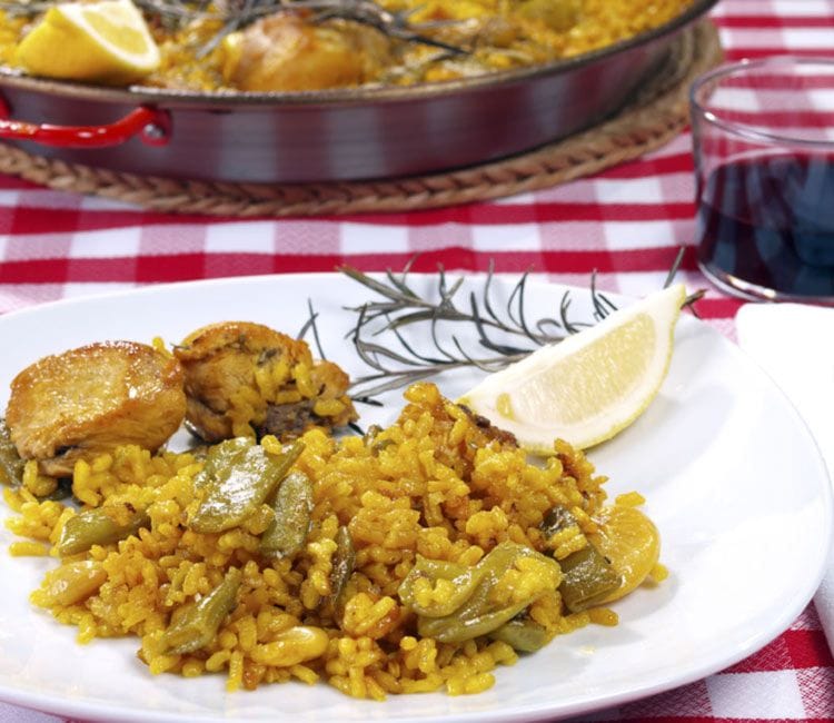 Paella valenciana de pollo y conejo