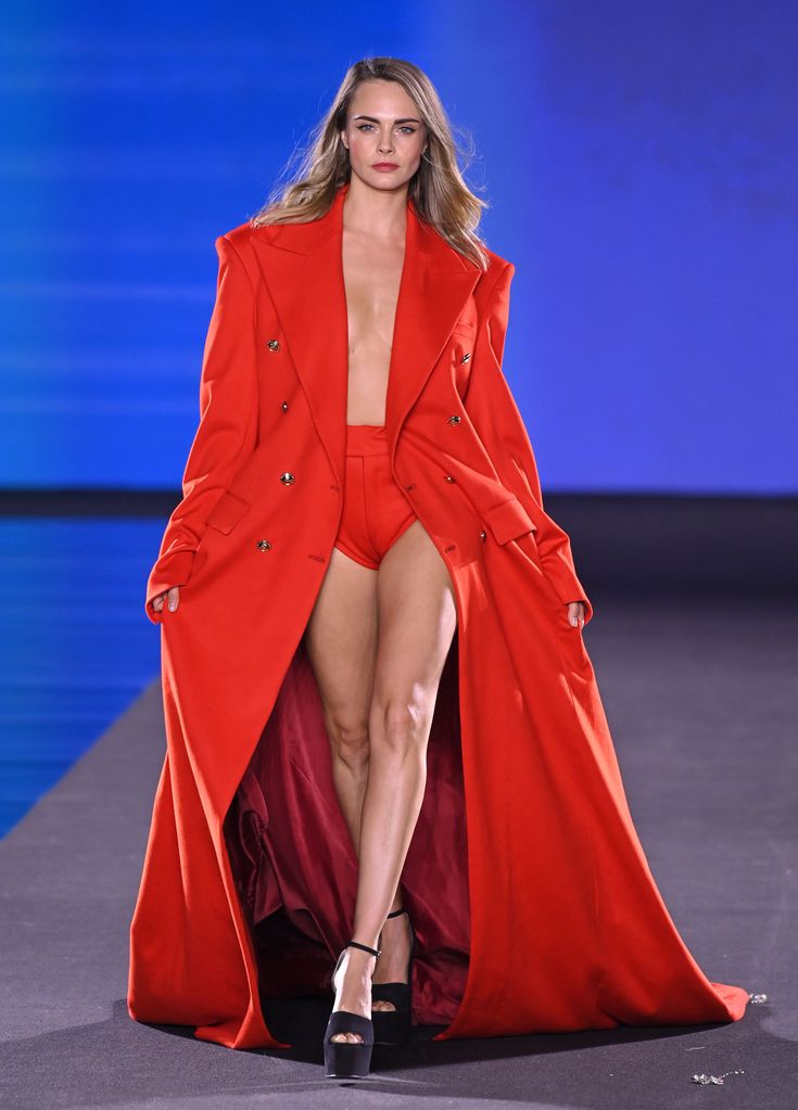 Cara Delevingne en el desfile de L'Oreal en Paris