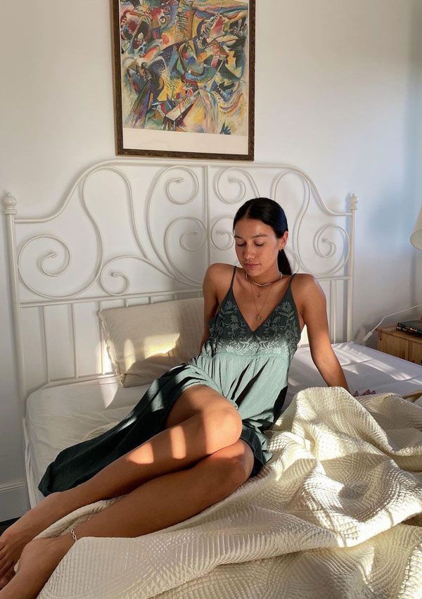 Melissa Villarreal con vestido verde en la cama