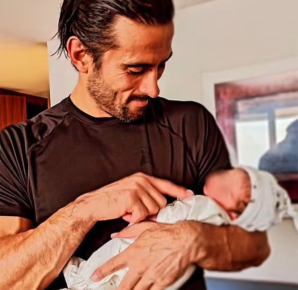 Ignacio Batallán con su hijo Cairo, en una imagen que compartieron en marzo de 2024 en sus redes sociales cuando su hijo vino al mundo