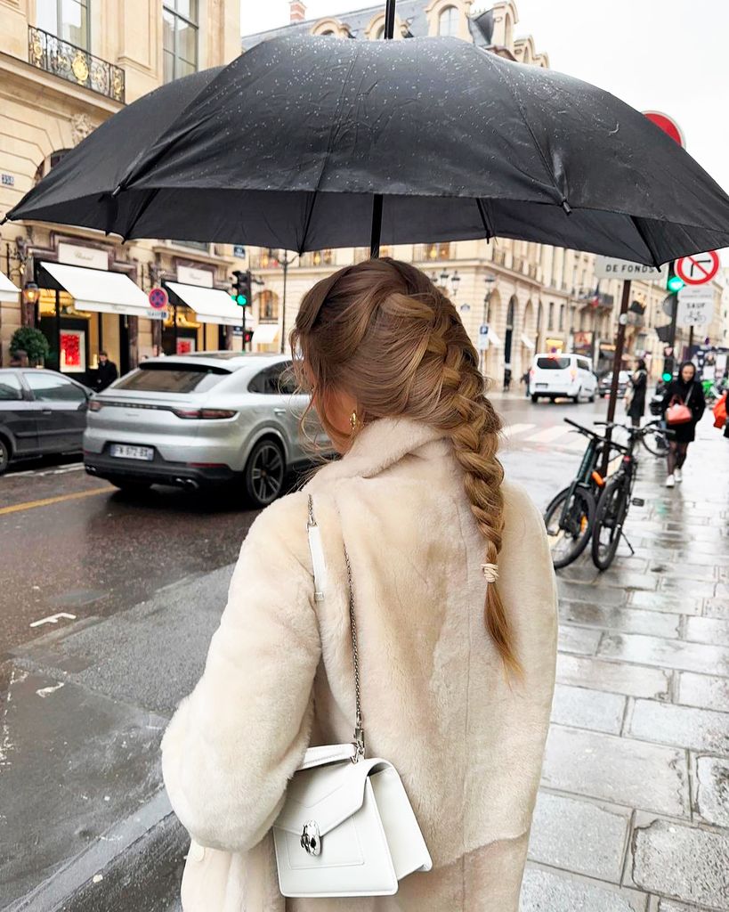 Influencer con peinado de trenza