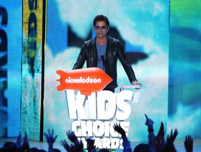 John Stamos fue una de las estrellas que mejor recibimiento tuvo en la alfombra naranja de los premios, ya que el actor, famoso por la serie de los noventa 'Padres forzosos', regresa gracias a 'Madres forzosas'
