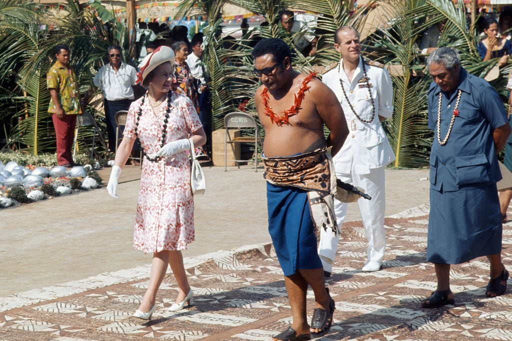 Isabel II y el duque de Edimburgo durante su única visita a Samoa, en febrero de 1977