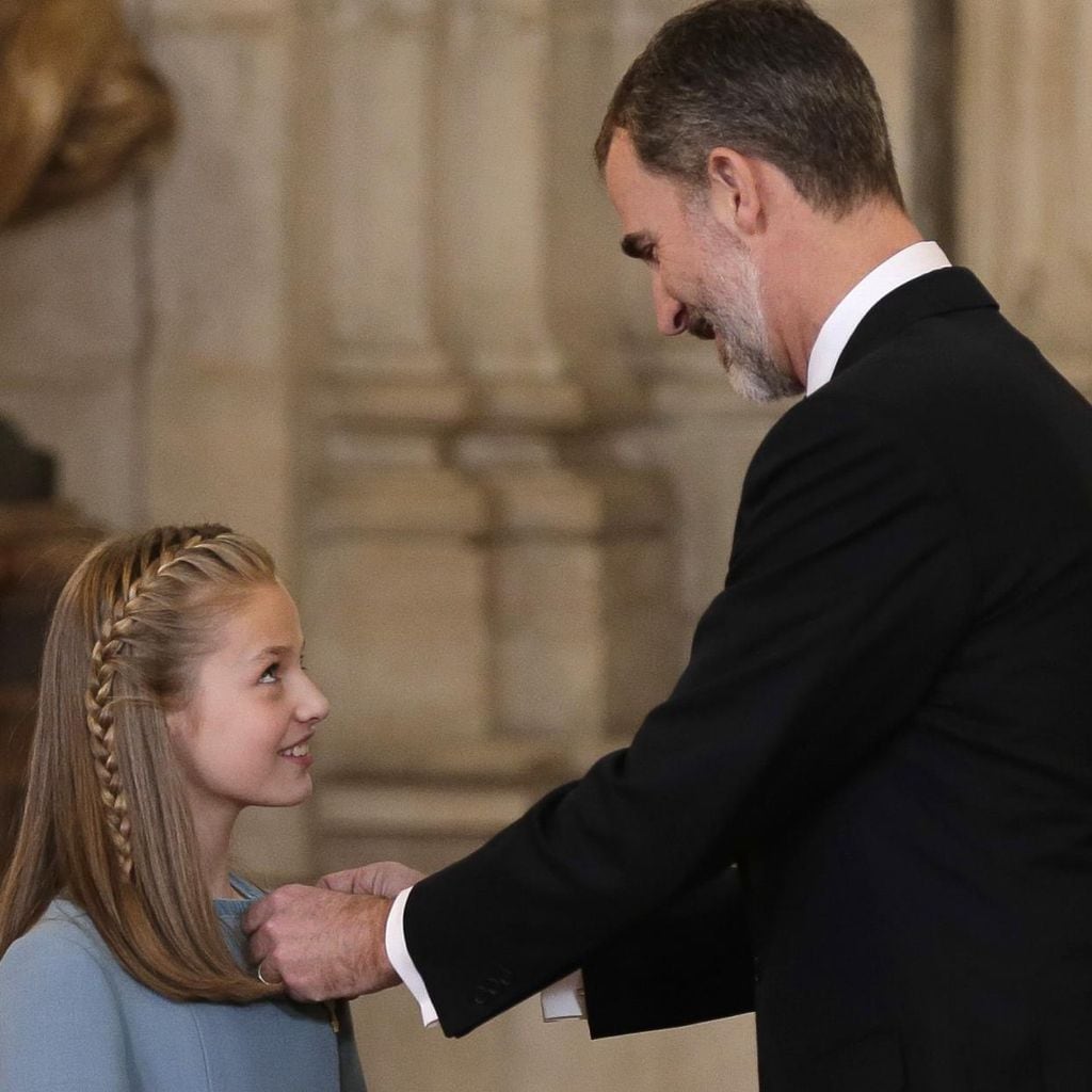 Felipe VI dándole el Toisón de Oro a Leonor