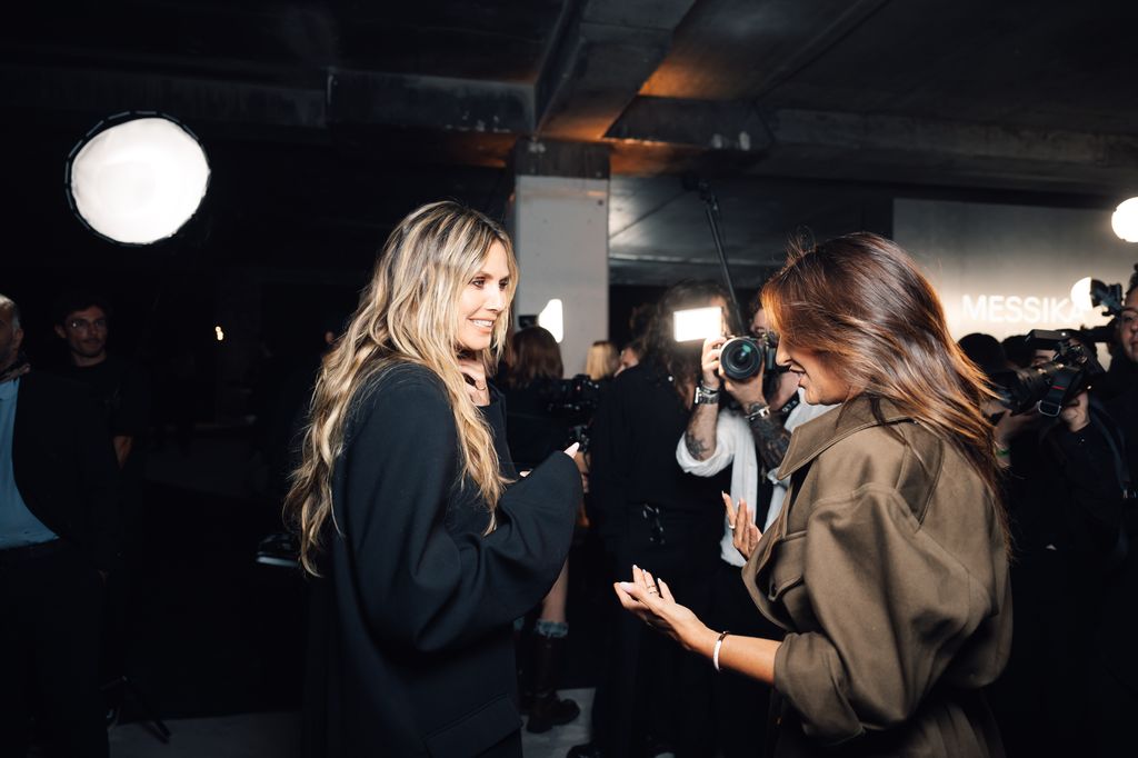 Valérie Messika recibiendo a Heidi Klum antes del desfile