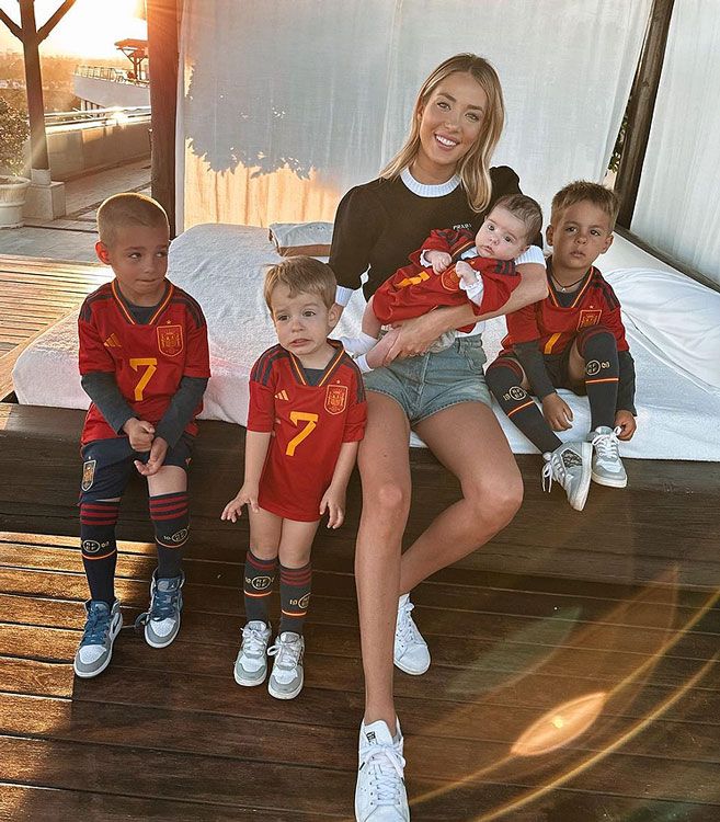 Alice Campello con sus hijos