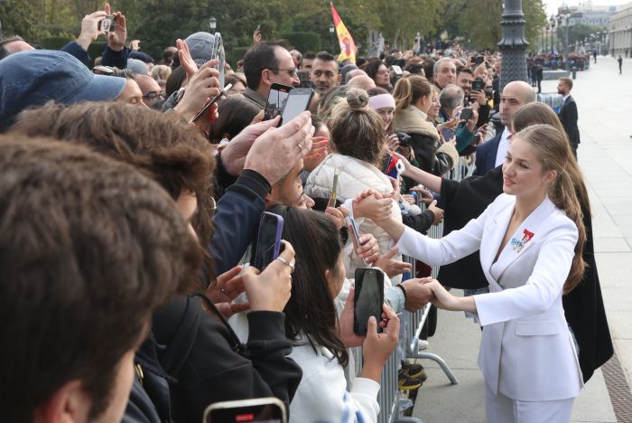 Leonor de Borbón saludando fuera del Palacio Real