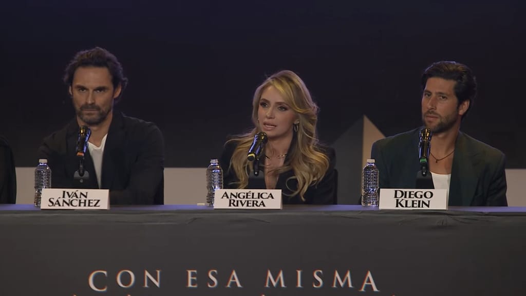 Angélica Rivera durante la conferencia de prensa de 'Con Esa Misma Mirada'