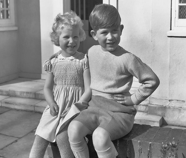 Una imagen que vale más que mil palabras, la de un hermano mayor orgulloso y feliz junto a su hermana pequeña.
