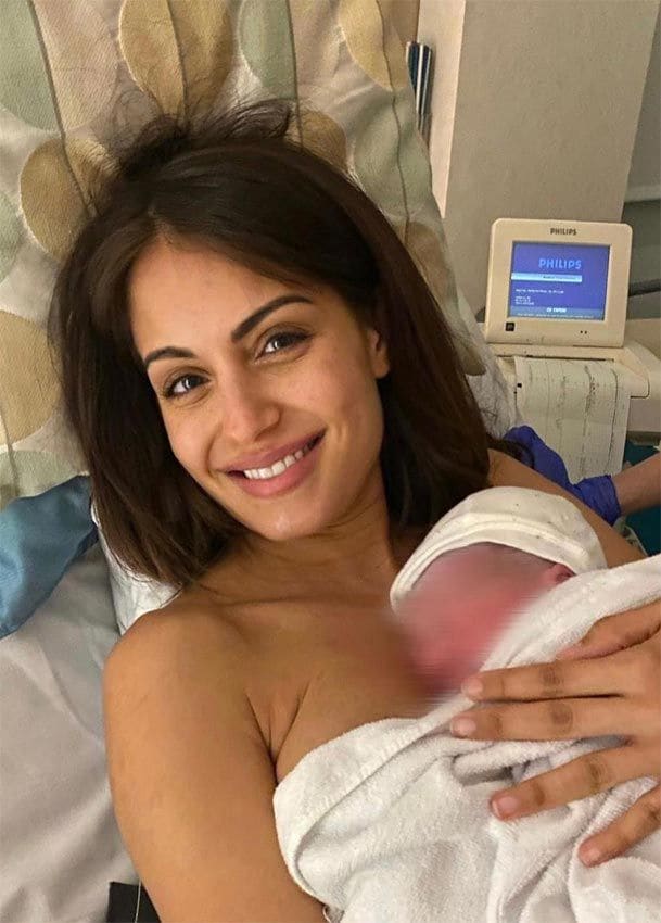 Hiba Abouk y su hijo Naím