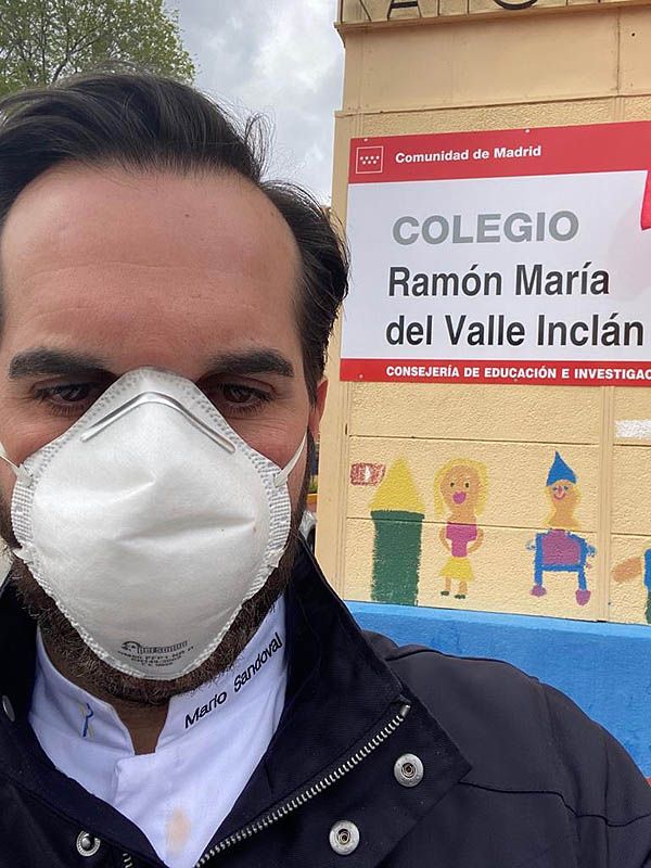 Mario Sandoval, a las puertas del colegio al que están llevando comida