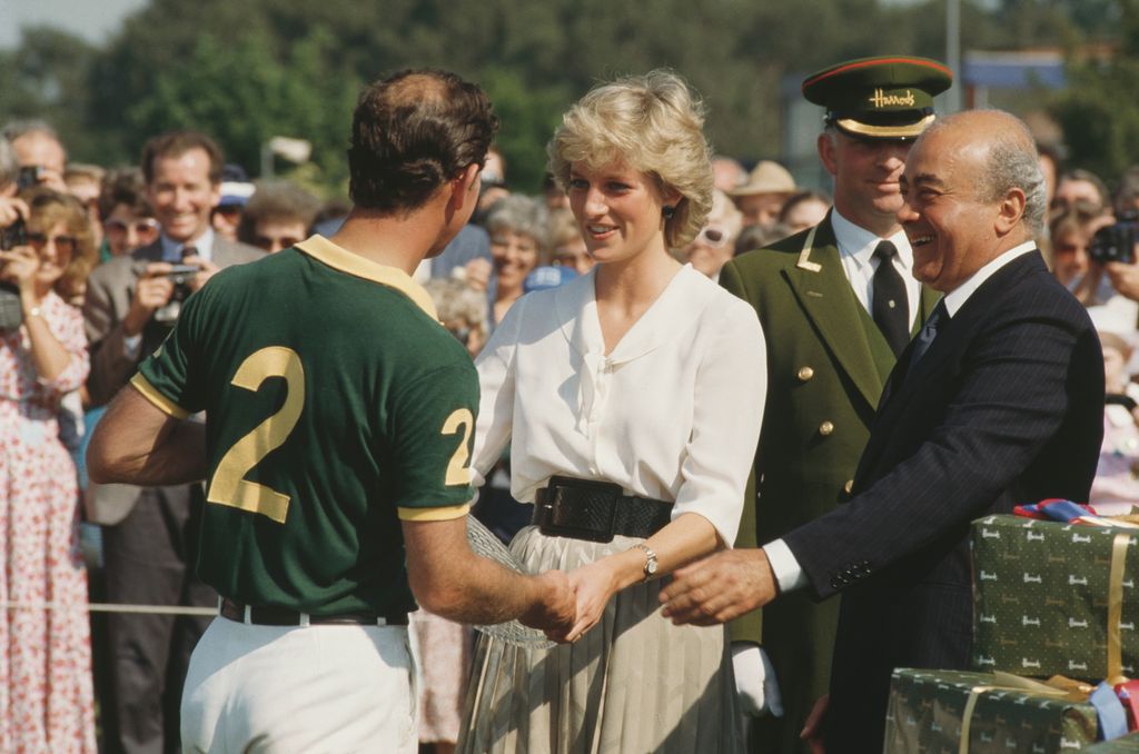 Mohamed Al-Fayed con la princesa Diana de Gales y el príncipe Carlos de Inglaterra