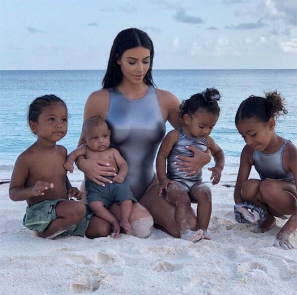 kim kardashian hijos traje bano bahamas