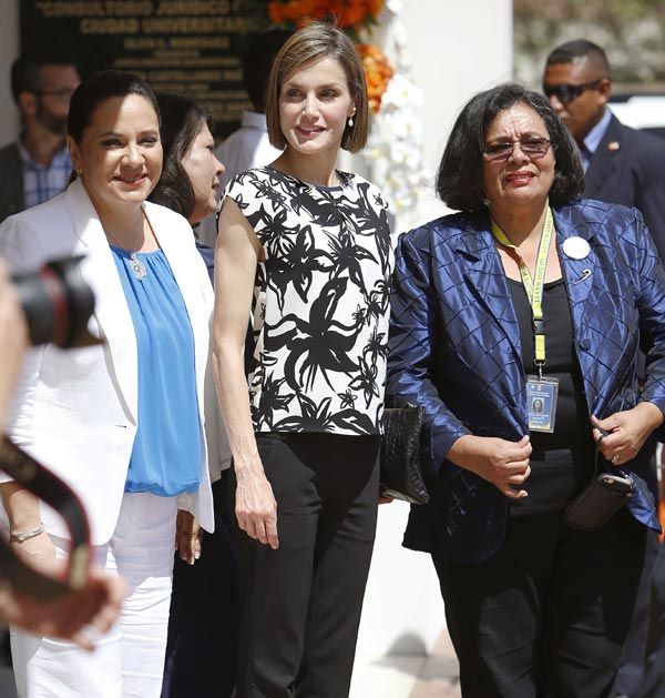 La reina Letizia visitó el consultorio jurídico gratuito de la Universidad Autónoma de Honduras, que ayuda a mujeres víctimas de violencia de género y presta atención a los menores que se ven afectados por ello
