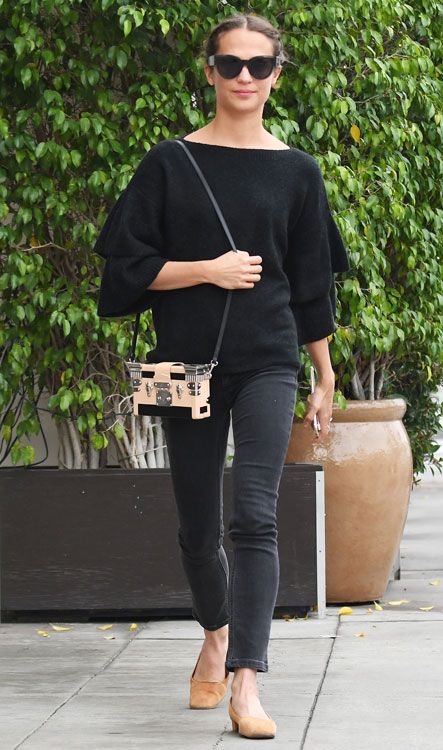 Alicia Vikander paseando por Beverly Hills