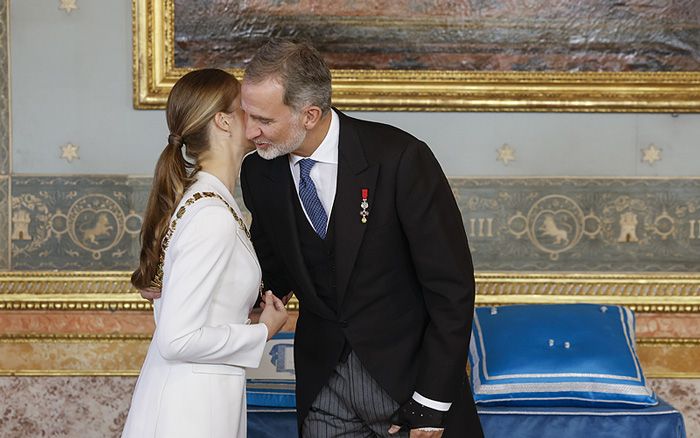 La princesa Leonor da dos besos a su padre tras recibir el Collar de Carlos III