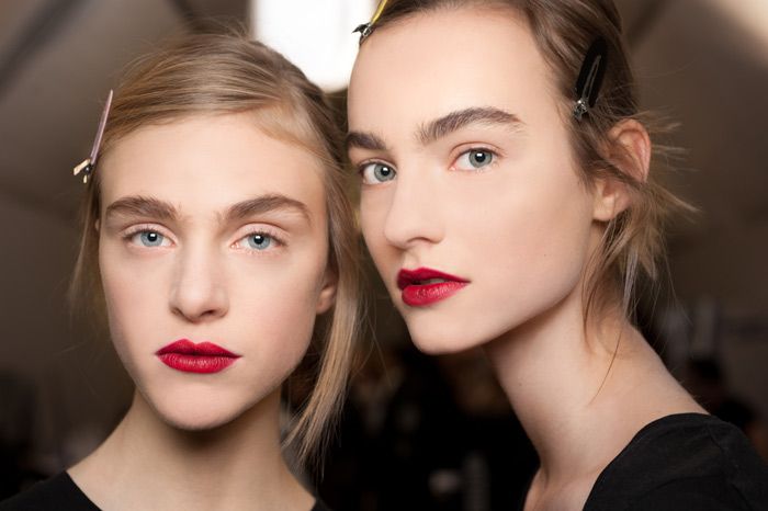 Piel impecable, cejas pobladas y vibrantes labios rojos es la propuesta de Dior
