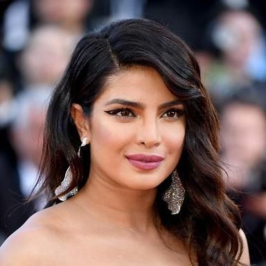 priyanka chopra con graphic eyeline