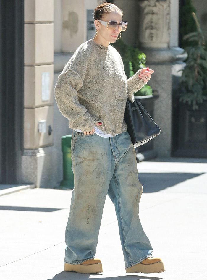 Jennifer Lopez caminando por la calle