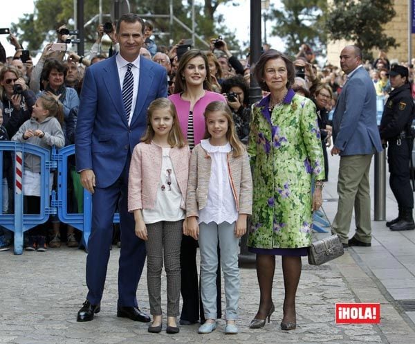 Los reyes Felipe y Letizia han presidido la Misa de Pascua en la catedral de Palma de Mallorca, donde han llegado acompañados por sus hijas, la princesa Leonor y la infanta Sofía, así como por la madre de don Felipe, la reina Sofía
