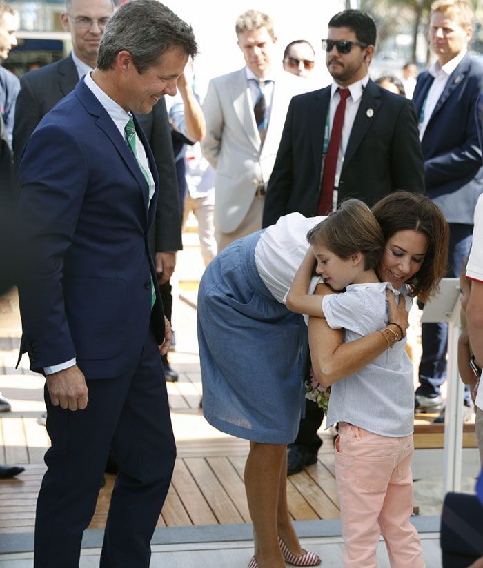 Río de Janeiro ya comienza a ser Corte Real del mundo. Reyes, reinas, príncipes y princesas, que harán su agosto (de oros, platas y bronces) en los próximos días (del 5 al 21), empiezan a llegar en la capital brasileña, que les espera con los brazos abiertos y móviles y cámaras en ristre. Pero esta vez, de todas las muestras de afecto en competición por una acogida para el recuerdo, la calurosa bienvenida que el pequeño príncipe Henrik obsequió a su tía, Mary de Dinamarca, en la apertura del pabellón de Dinamarca en la ciudad carioca se lleva la medalla.
