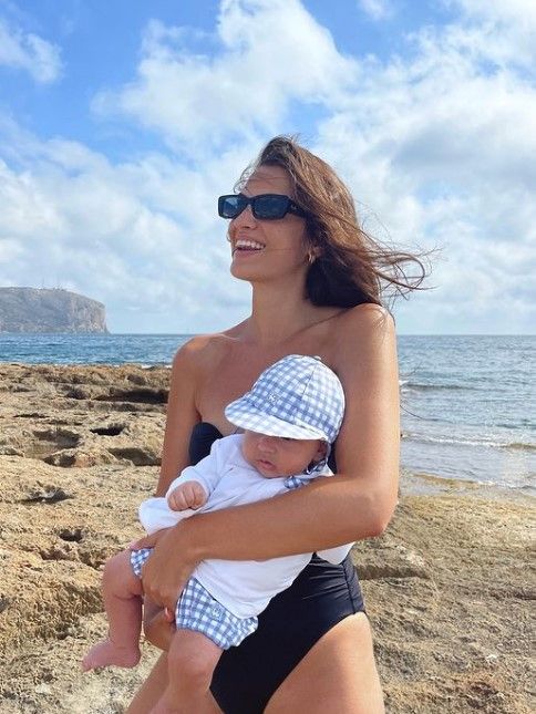 Marta Lozano disfruta de la playa junto a su hijo