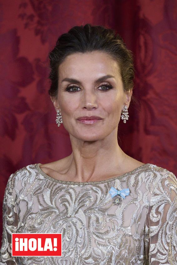 Doña Letizia con unos pendientes de diamantes, regalo del emir de Catar