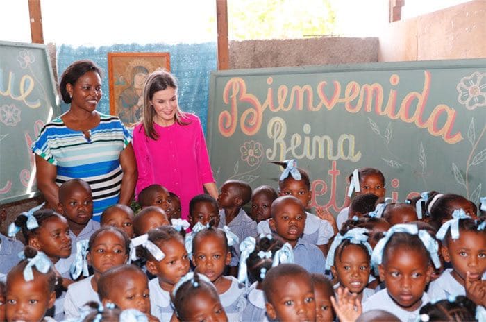 La reina Letizia muestra en Haití su faceta más maternal