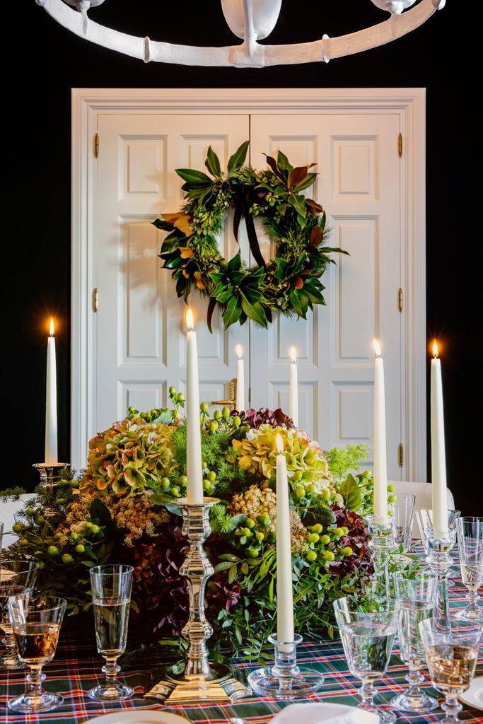 Mesa de Navidad decorada con velas