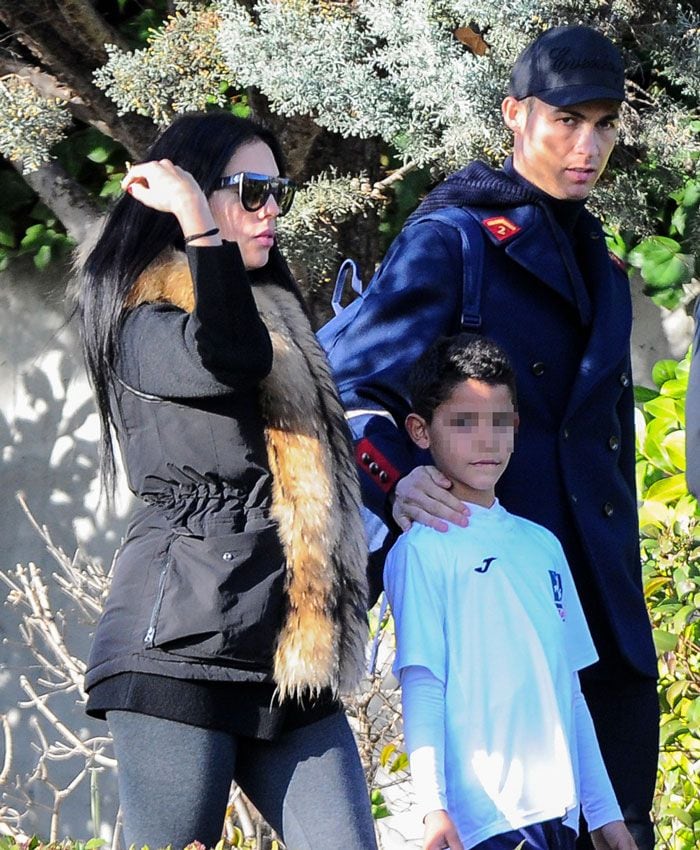 Cristiano Ronaldo y Georgina durante un paseo con el pequeño Cristiano Jr