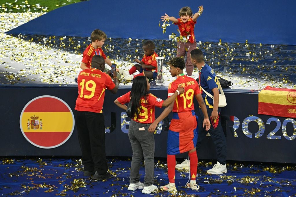 Lamine Yamal y su familia en la final de la Eurocopa 2024