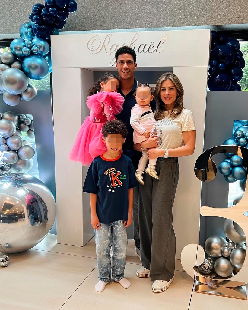 Raphael Varane con su mujer, Camille, y sus hijos 