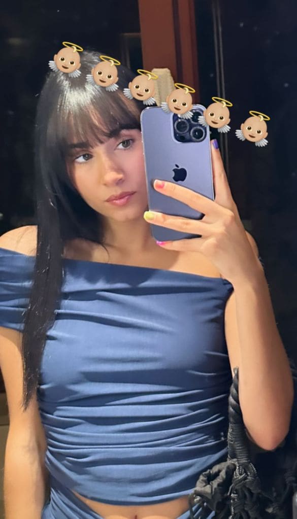 Aitana con top asimétrico azul drapeado, de Zara