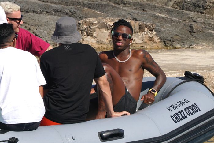 Vinícius Jr con amigos