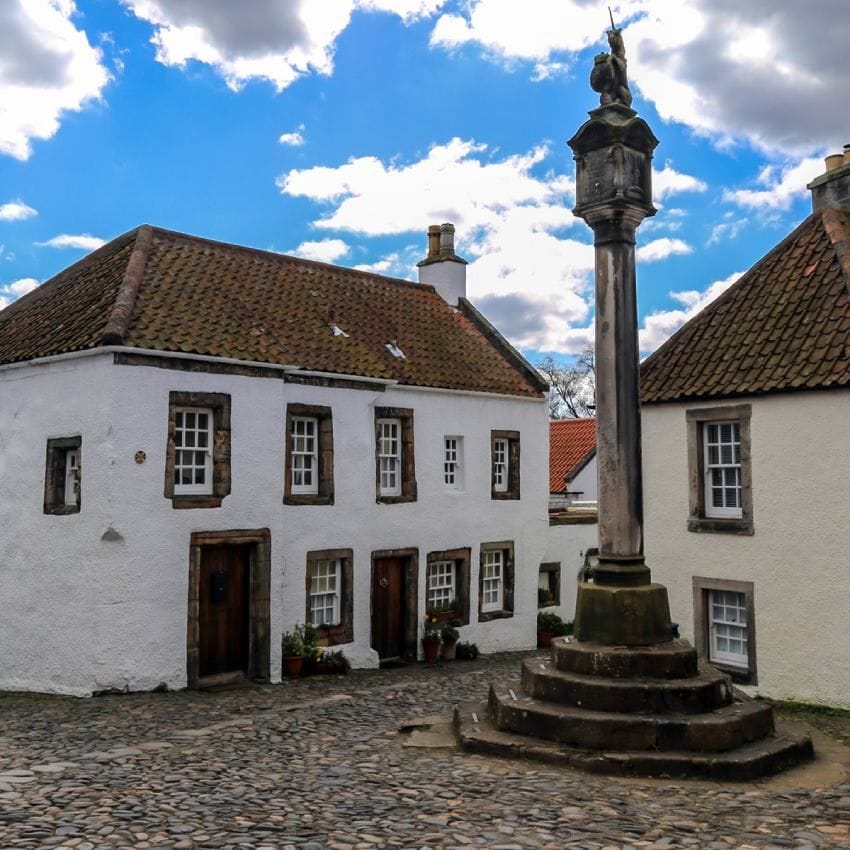 plaza en la localidad de culross escocia