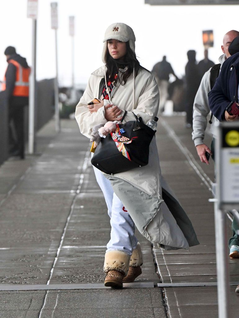 A su llegada a Nueva York, Dua lució muy cozy con el puffer coat que todos necesitamos