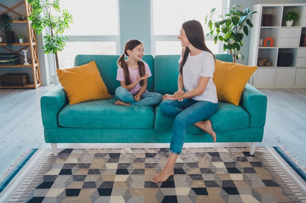 Madre hablando con su hija pequeña 