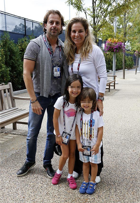 Arantxa Sánchez Vicario y Josep Santacana con sus dos hijos 