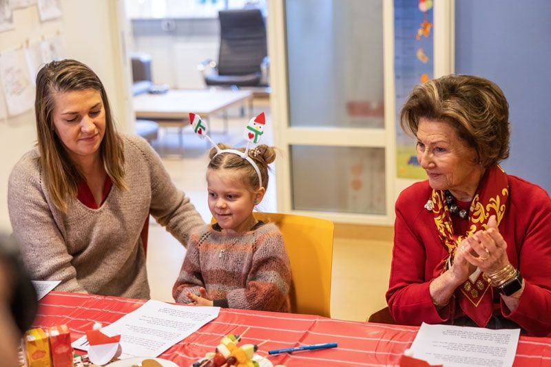 Sonia de Noruega en un hospital infantil